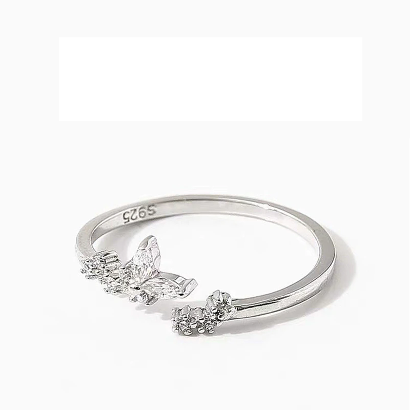 Bague délicate en argent ornée de zircones