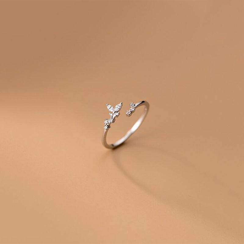 Bague délicate en argent ornée de zircones