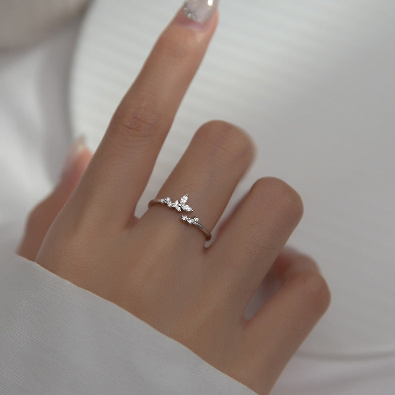 Bague délicate en argent ornée de zircones