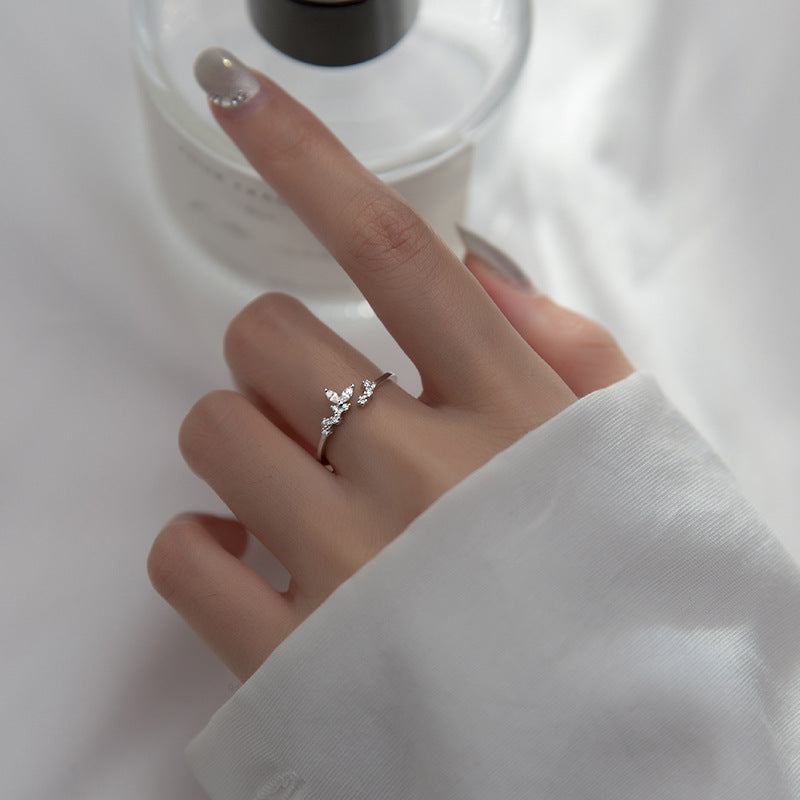 Bague délicate en argent ornée de zircones