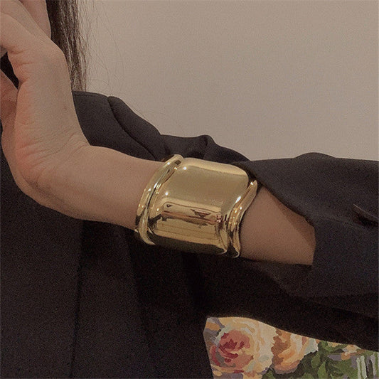 Statement Armband – Striking Wave Design with Chic Asymmetry