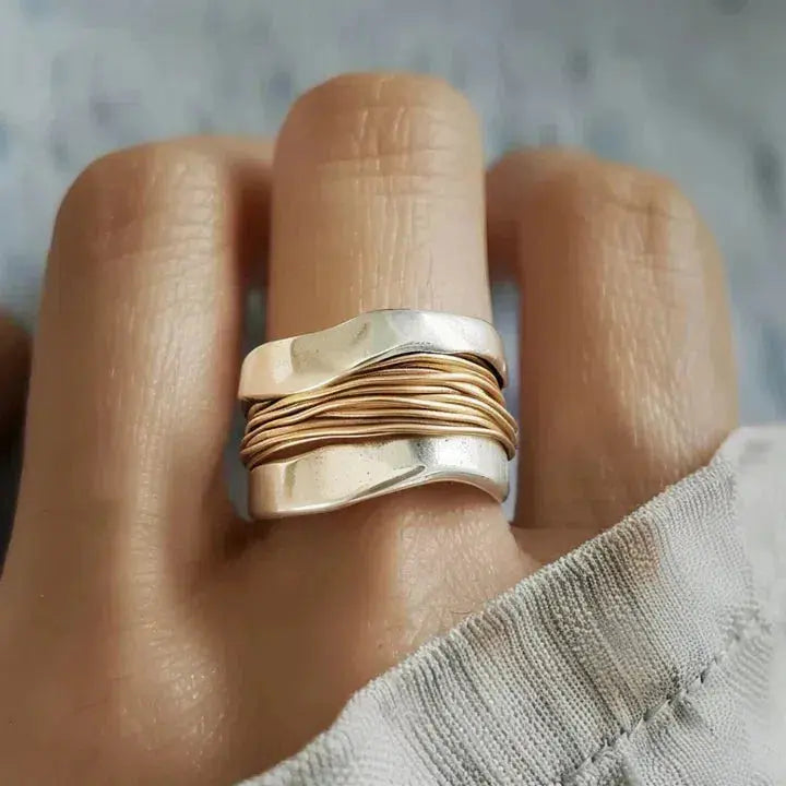 Bague en argent ornée de fils d'or