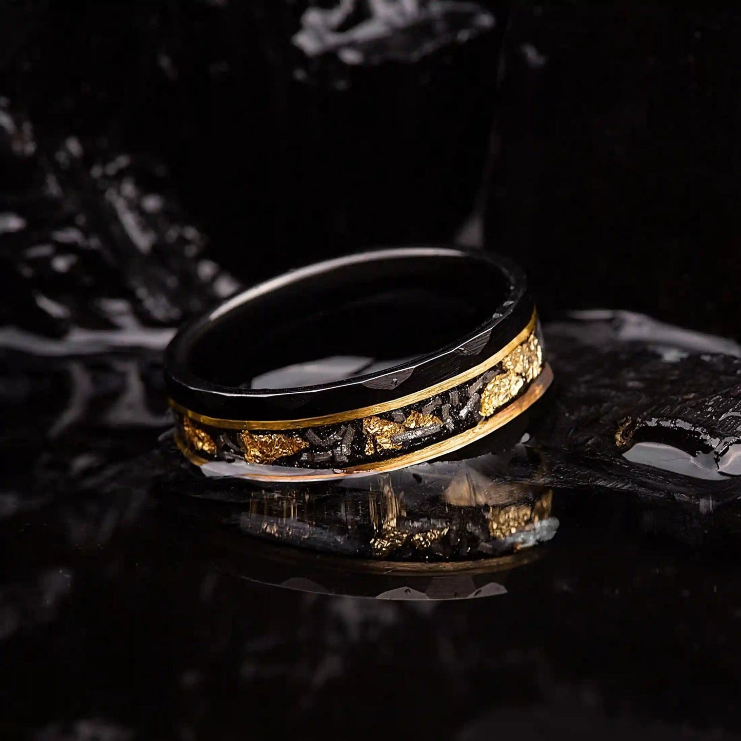 Bague en tungstène Orion avec feuille d'or et incrustation de météorite noire