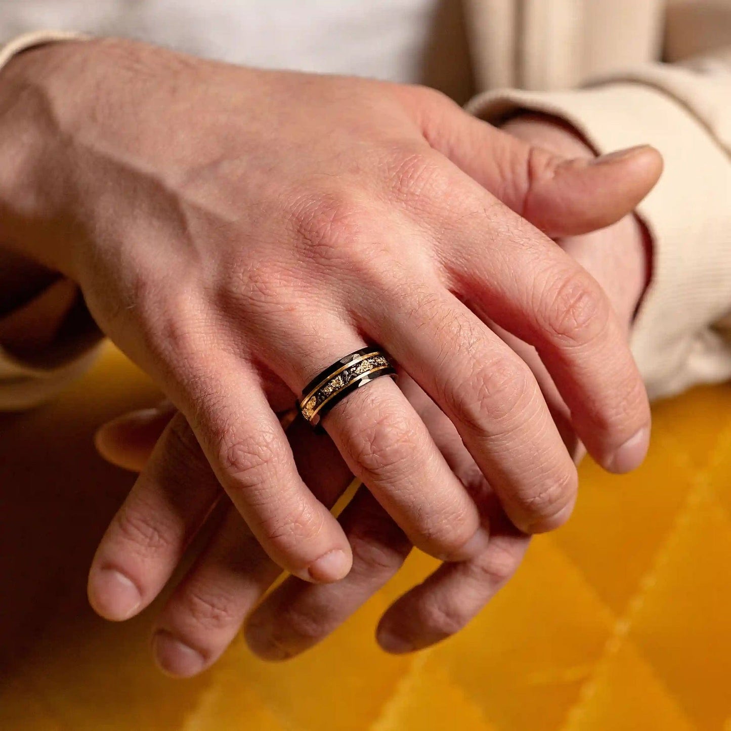 Bague en tungstène Orion avec feuille d'or et incrustation de météorite noire