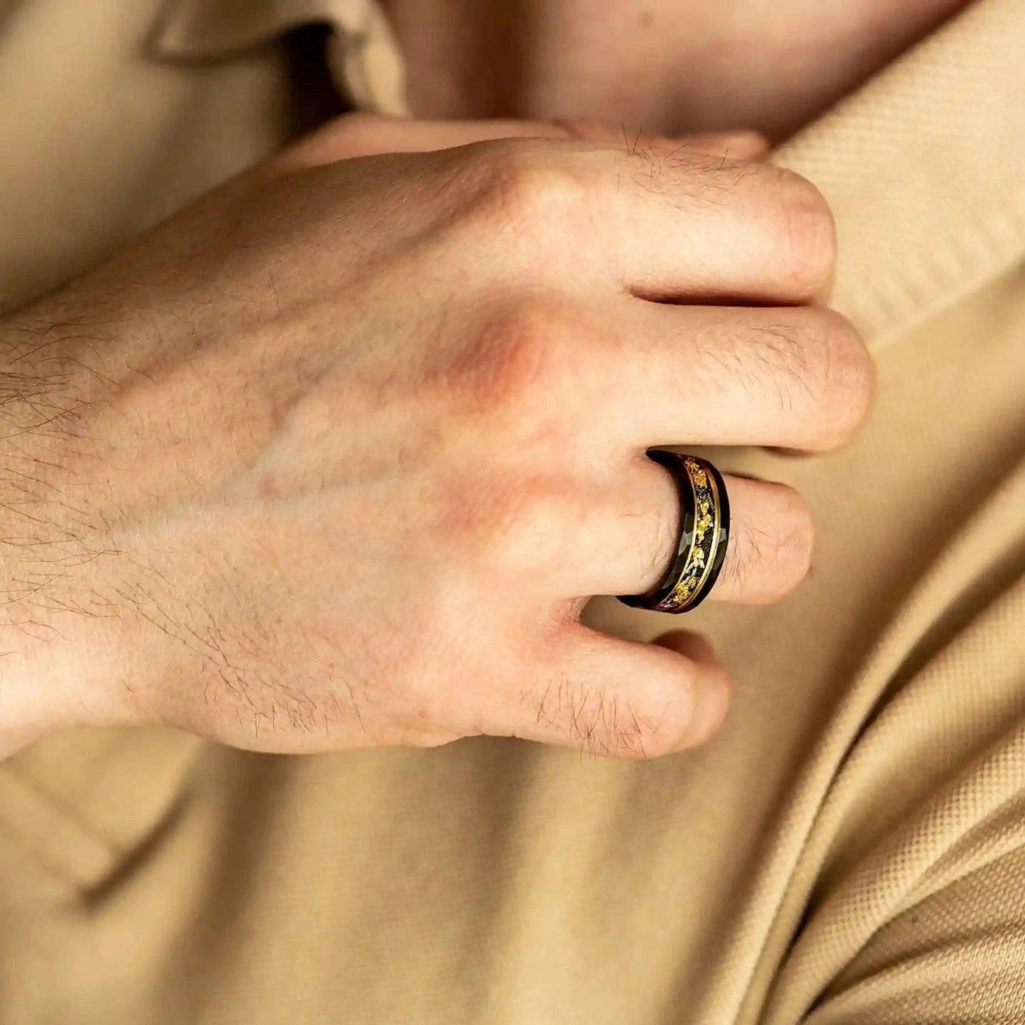 Bague en tungstène Orion avec feuille d'or et incrustation de météorite noire