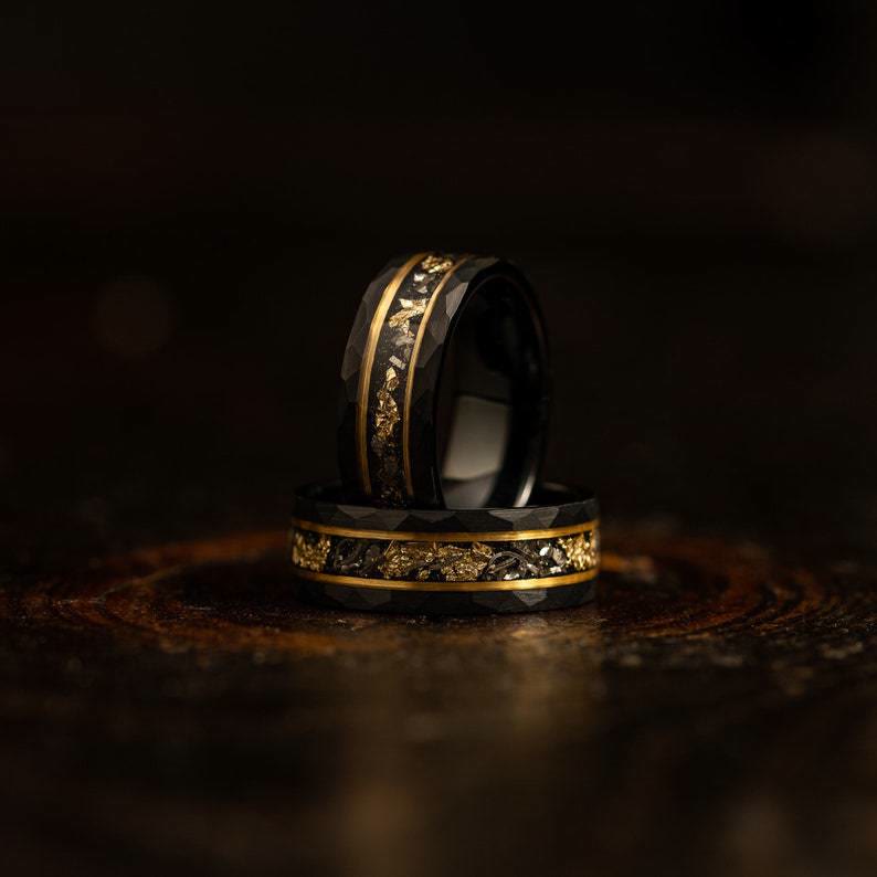 Bague en tungstène Orion avec feuille d'or et incrustation de météorite noire