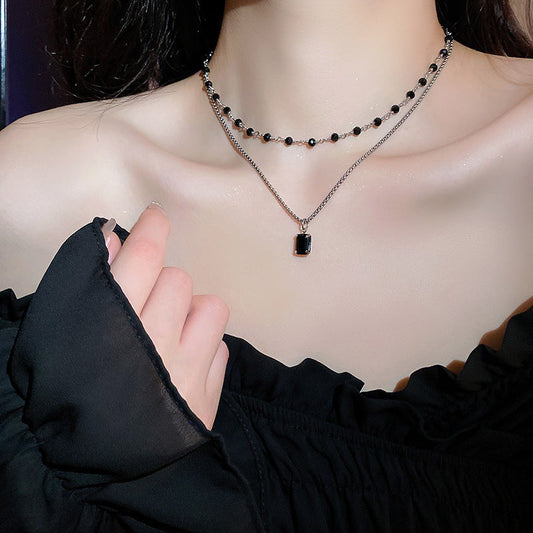 Collier en argent à double rang de perles noires