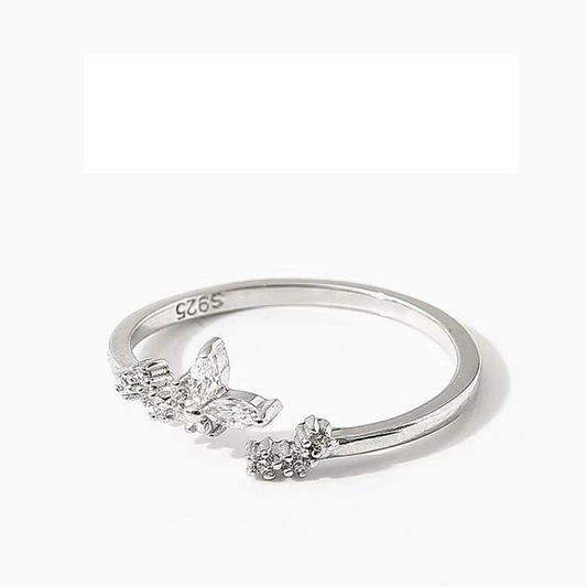Bague délicate en argent ornée de zircones