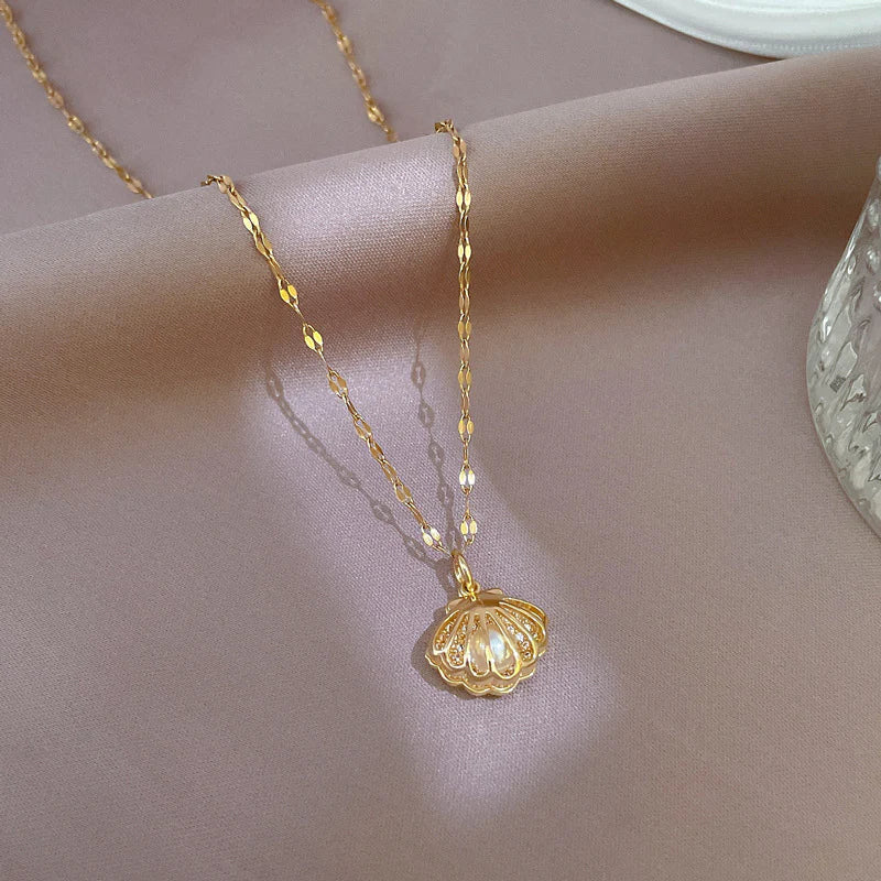 Collier intemporel avec pendentif coquillage et perle inspiré de la sirène