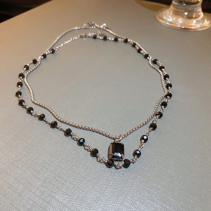 Collier en argent à double rang de perles noires