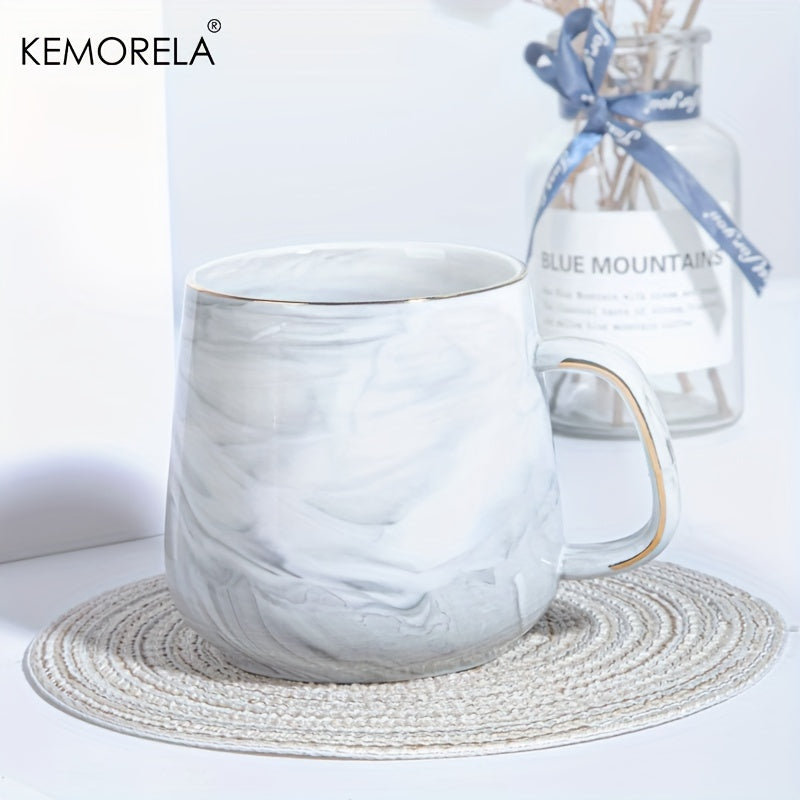 Tasse en céramique marbrée à bord doré