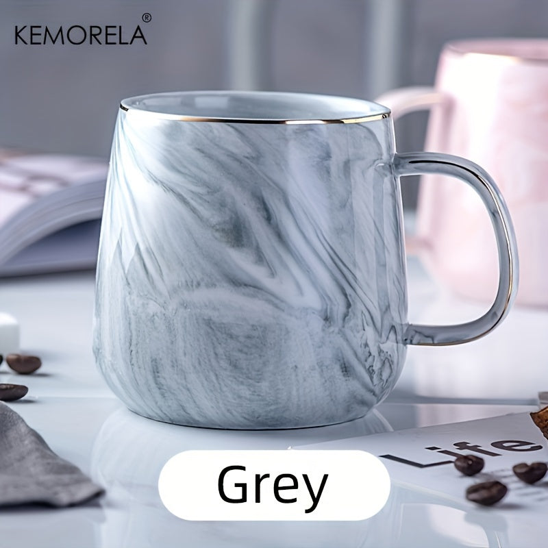 Tasse en céramique marbrée à bord doré