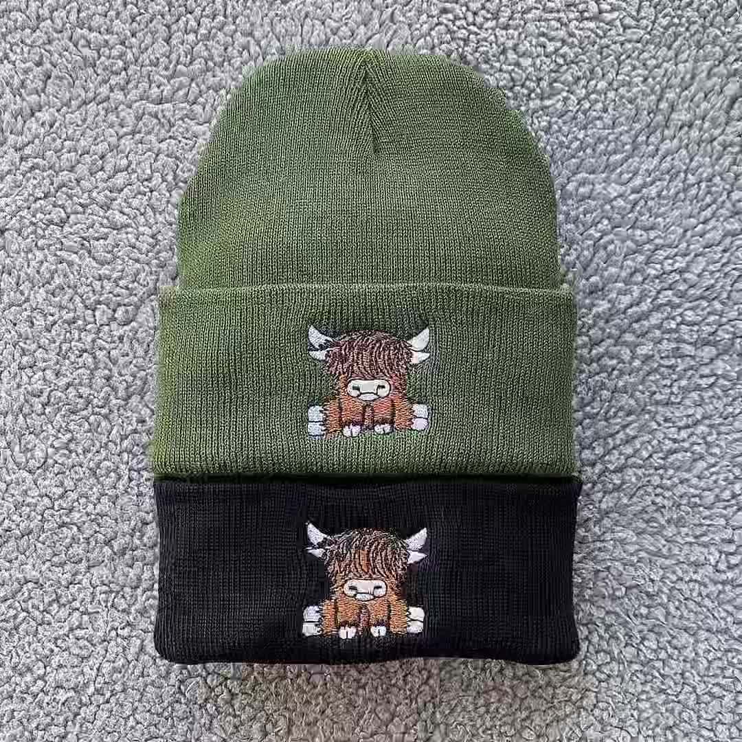 2 stuks Cartoon Highland Cow Geborduurde Beanie Mutsen - Elastische Stretch Fit Lichtgewicht Wintermutsen voor Mannen & Vrouwen, Olijfgroene & Zwarte, Handwasbare Unisex Dierenthema Beanies voor Nieuwjaar & Casual Dragen, Speelse Ontwerp, Textuur