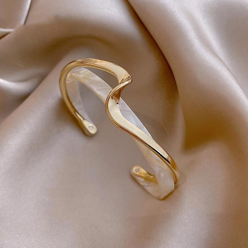 Bracelet élégant en or avec opale blanche