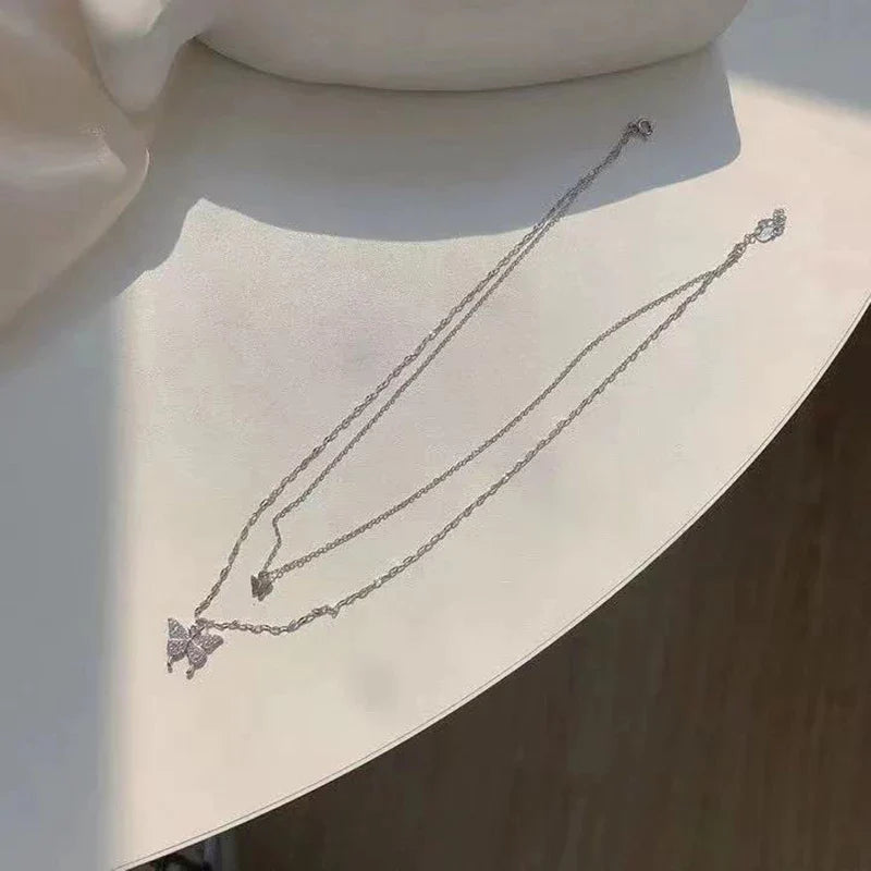 Ensemble élégant de colliers en argent avec un motif papillon éblouissant