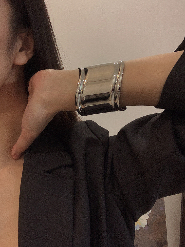 Bracelet tendance – Motif ondulé saisissant avec une asymétrie chic