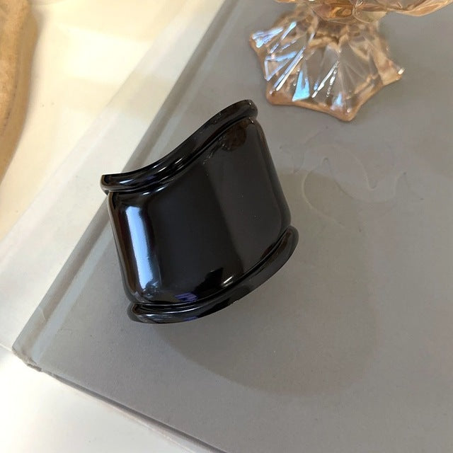 Bracelet tendance – Motif ondulé saisissant avec une asymétrie chic