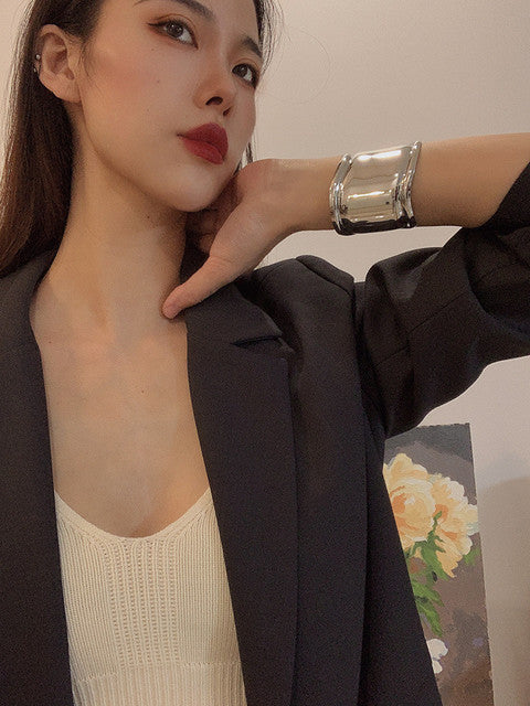 Bracelet tendance – Motif ondulé saisissant avec une asymétrie chic