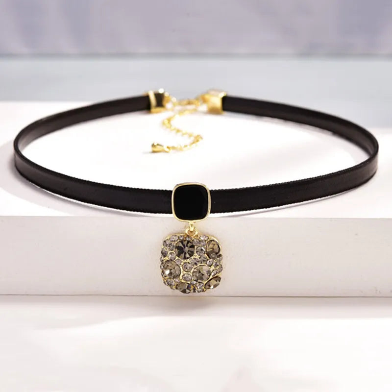 Collier pendentif en cristal géométrique