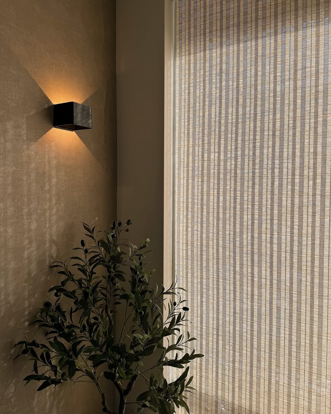RadiantCube™ | Elegant Wireless Wall Light