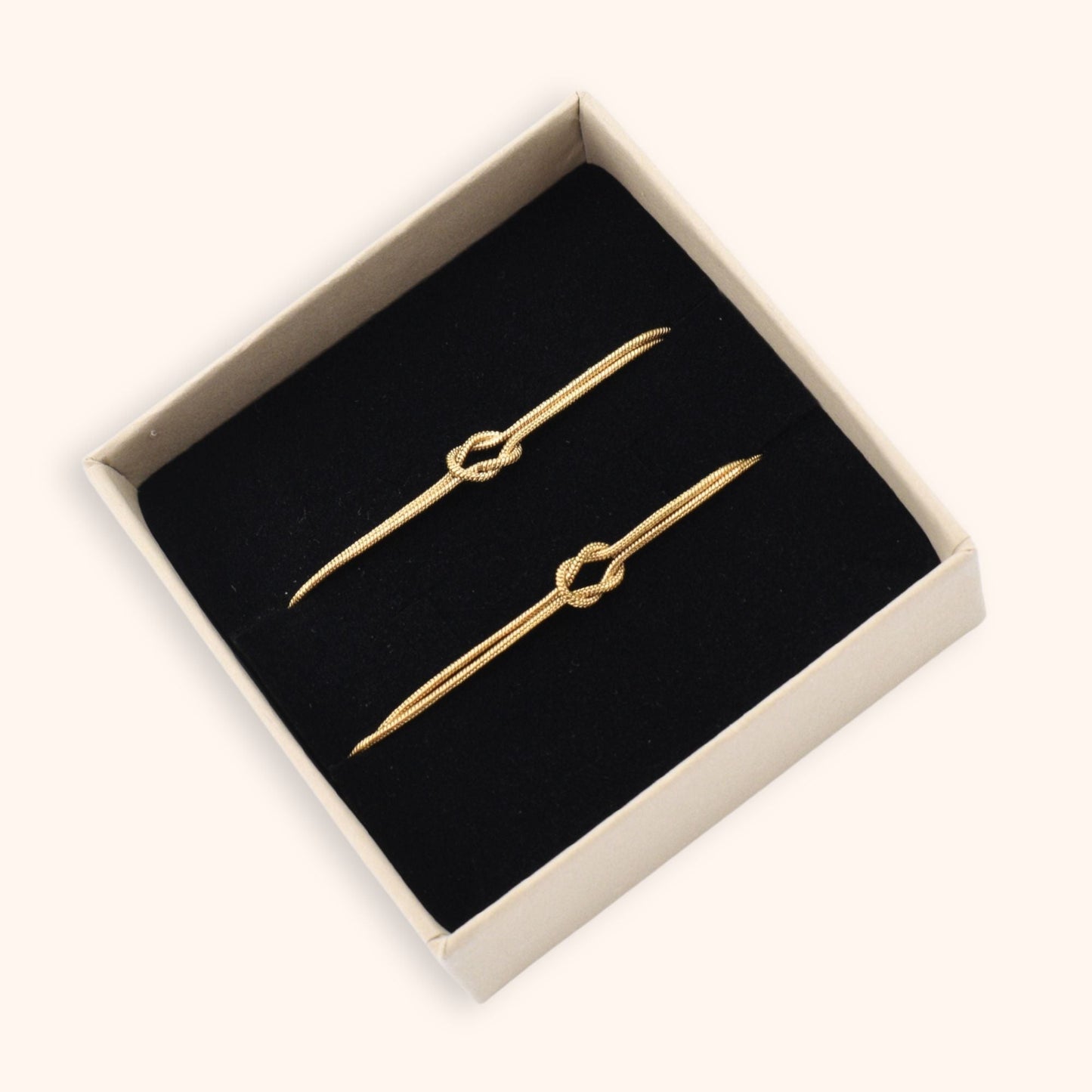 Ensemble de bracelets avec nœud connecté