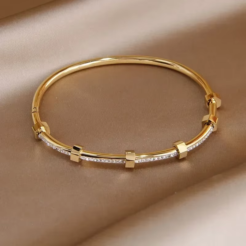 Bracelet plaqué or serti de moissanite