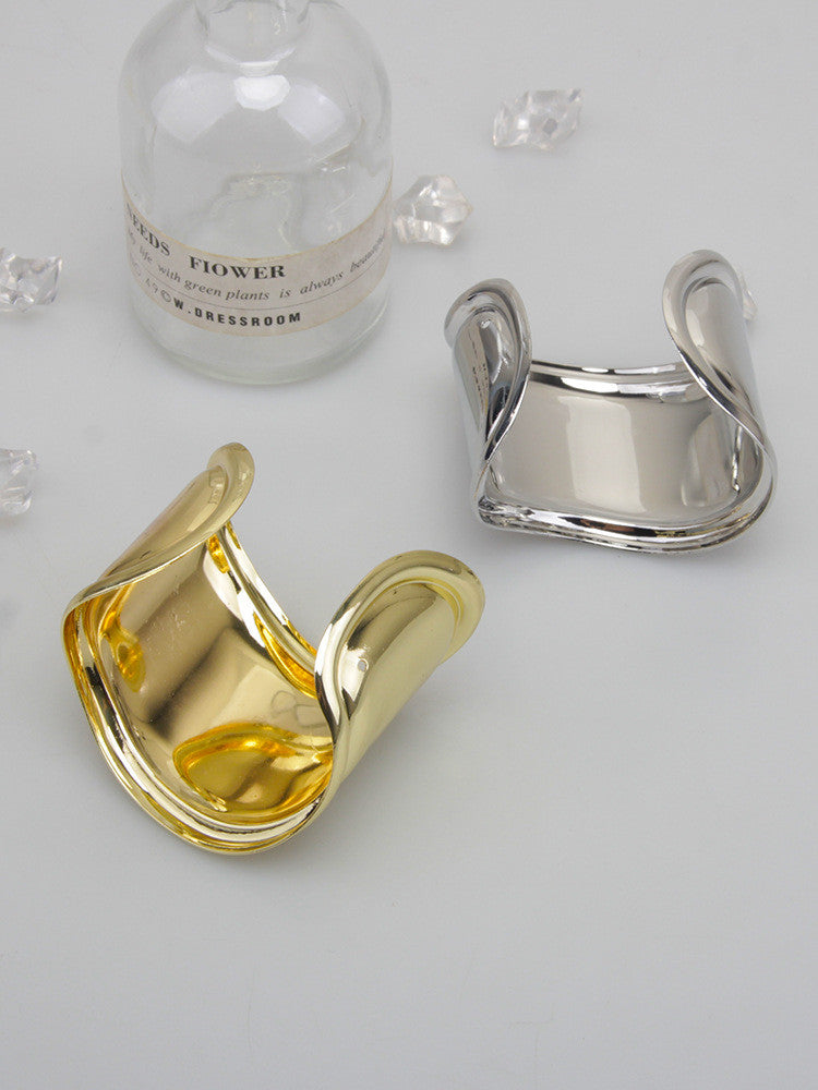 Bracelet tendance – Motif ondulé saisissant avec une asymétrie chic