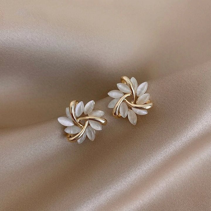 Boucles d'oreilles élégantes en forme de pétales d'opale