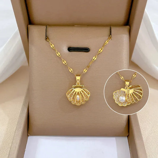 Collier intemporel avec pendentif coquillage et perle inspiré de la sirène
