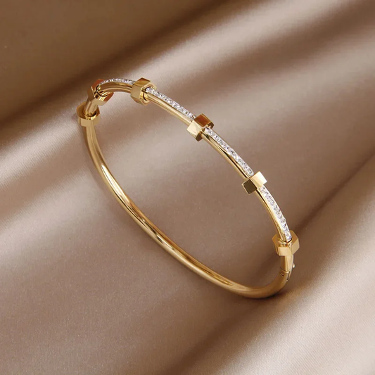 Bracelet plaqué or serti de moissanite