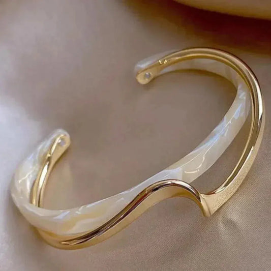 Bracelet élégant en or avec opale blanche